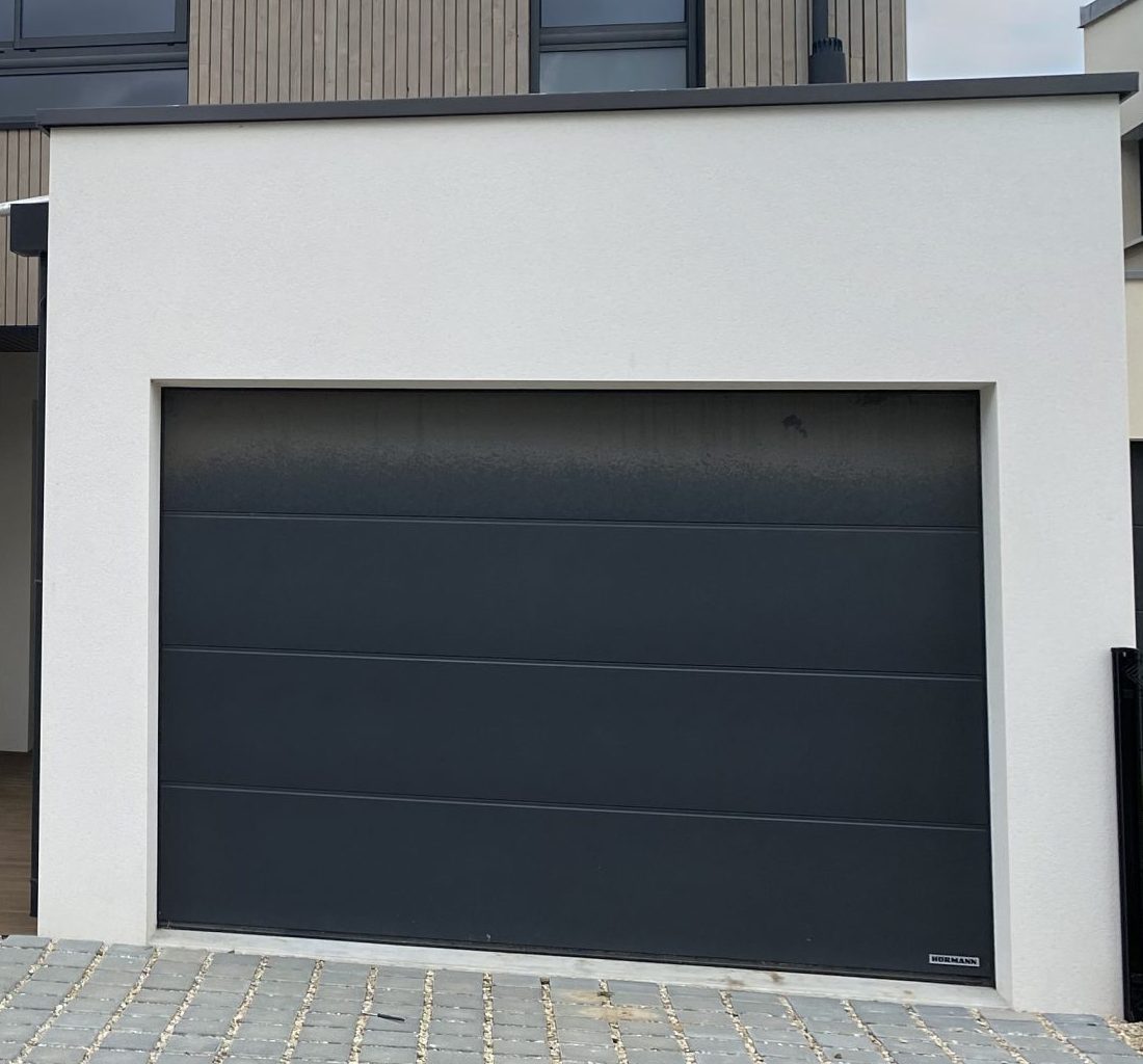 Porte de garage électrique gris foncé