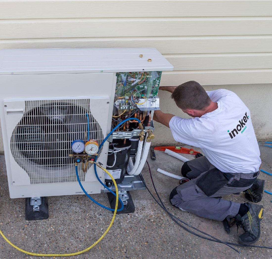 pose d'une pompe à chaleur par un technicien Inoker Energie